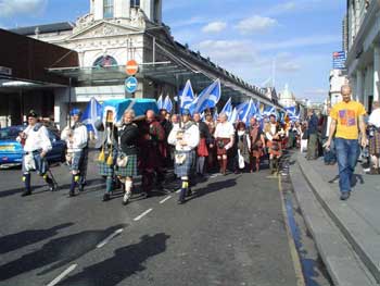 Wallace's coffin being taken through the streets of London